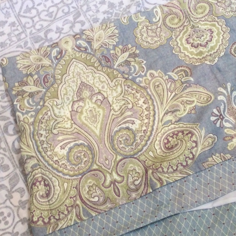 Valance window curtain. 88”by17” rod pocket, lined. Blue multi colored